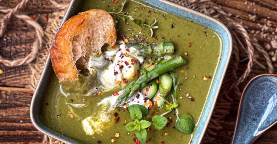Kremowa zupa z zielonych szparagów i szpinaku